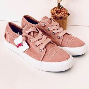 NWT Blowfish Malibu Maxine 7.5 Dusty Pink Distressed Stitched Cushioned Sneakers